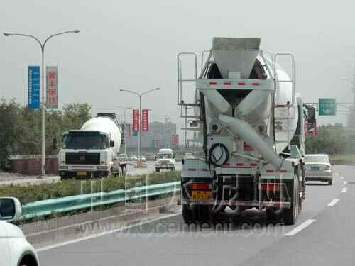 [萬(wàn)里行]烏市建設(shè)緊 商砼車(chē)輪急